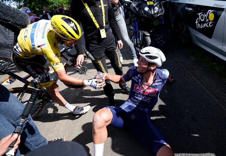 Hollænderen Mathieu van der Poel lykønskes af franskmanden Julian Alaphilippe, der må af med sin gule førertrøje og tilbage i VM-trikoten.
 Foto: Daniel Cole/Ritzau Scanpix