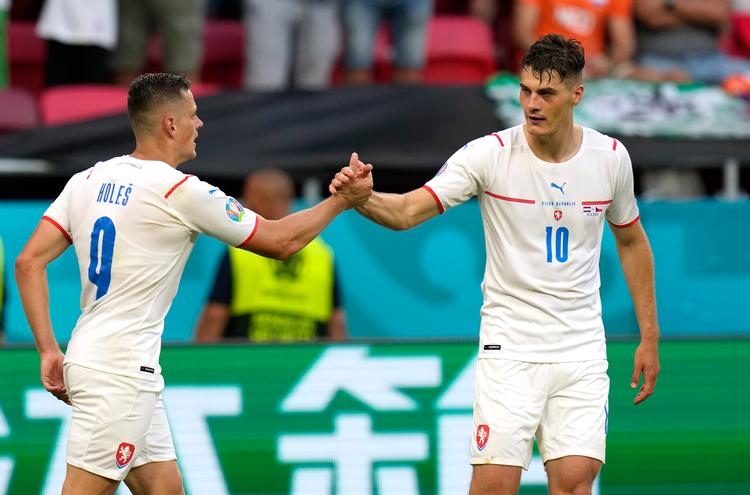 Topscorer  Patrik Schick (th) og Tomas  Holes er to af Tjekkiets toneangivende spillere.  Foto: Darko Bandic/Ritzau Scanpix