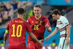 Thorgan Hazard lykønskes af storebror og anfører  Eden Hazard efter den afgørende scoring.  Foto: Thanassis Stavrakis/Ritzau Scanpix