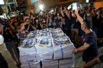 I sidste uge blev avisen Apple Daily reelt tvangslukket af myndighederne. Nu frygter avisen Stand News, at turen kan komme til dem. Foto: Lam Yik/Ritzau Scanpix