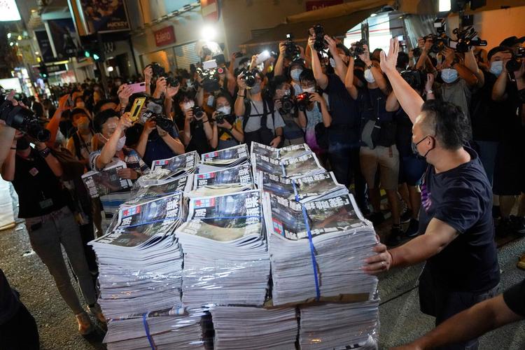 I sidste uge blev avisen Apple Daily reelt tvangslukket af myndighederne. Nu frygter avisen Stand News, at turen kan komme til dem. Foto: Lam Yik/Ritzau Scanpix