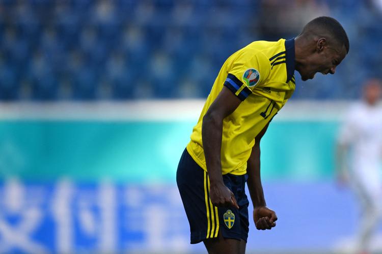 Alexander Isaks forældre stammer fra Eritrea. Isak  debuterede på landsholdet som 17-årig i 2016, hvor han med mål  i sin anden landskamp snuppede rekorden som Sverige yngste målskytte fra Zlatan Ibrahimovic.  Foto: Kirill Kudryavtsev/Ritzau Scanpix