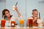 Bubble tea er mest slik for børn, synes testens dommere, Marianne Valentine og Morten Skærved, men det er sjovt slik. 
 Foto: Thomas Borberg/POLFOTO