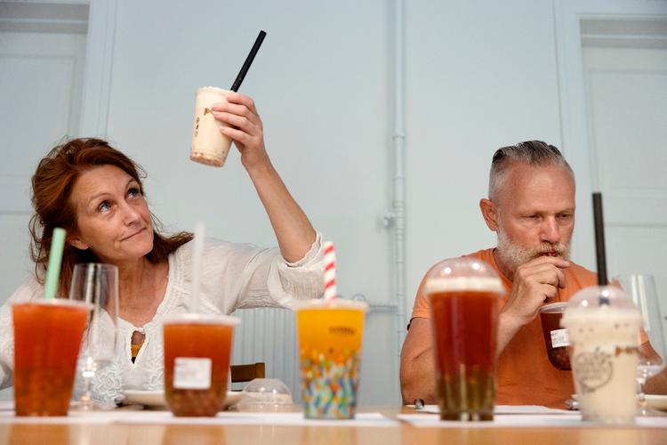Bubble tea er mest slik for børn, synes testens dommere, Marianne Valentine og Morten Skærved, men det er sjovt slik. 
 Foto: Thomas Borberg/POLFOTO