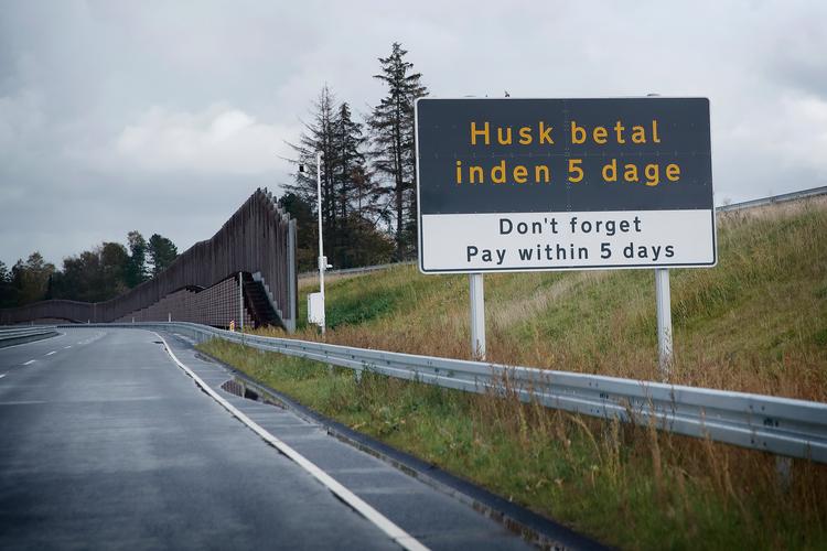 Som følge Folketingets nye aftale om milliarder til veje og tog i Danmark, vil den omdiskuterede brugerbetaling på Kronprinsesse Marys Bro ved Frederikssund blive afskaffet.    Foto: Jens Dresling/POLFOTO