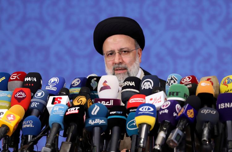 Irans præsident Ebrahim Raisi taler på en pressekonference i Tehran.  Mens der er fornyede diskussioner om atomaftalen mellem USA og Iran, lyder det nu fra Joe Biden, at så længe han sidder som amerikansk præsident, skal Iran ikke regne med at få atomvåben. Foto: Wana News Agency/Ritzau Scanpix