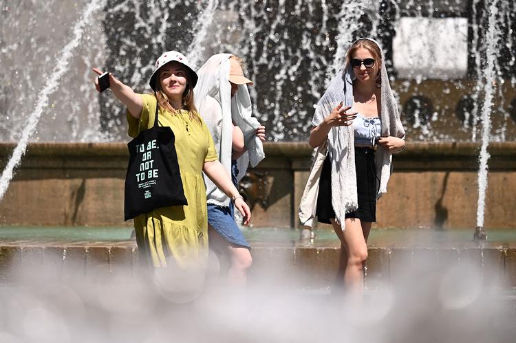 Tre kvinder ved De Ferrari square i Genoa, Italien. Efter landet har slækket på en række restriktioner, kunne italienerne gå udenfor uden maske.  Foto: Marco Bertorello/Ritzau Scanpix