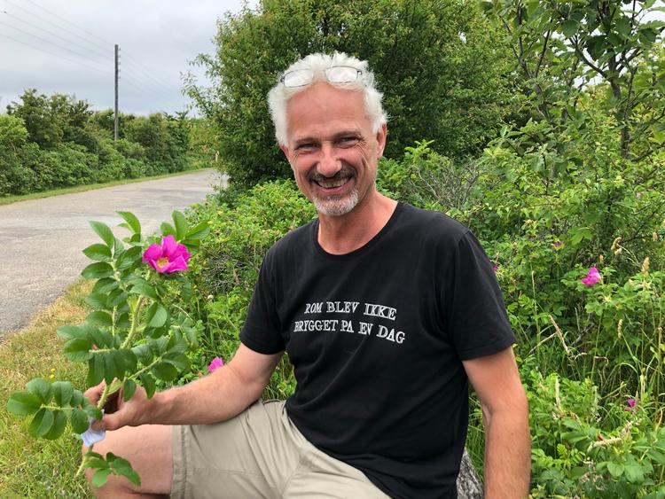 Anders Bilgram sætter gerne familie og venner i gang med at plukke 53 kilo hybenroseblade til sin gin. Her er han fanget på Livø i Limfjorden.  Foto: Jes Stein Pedersen