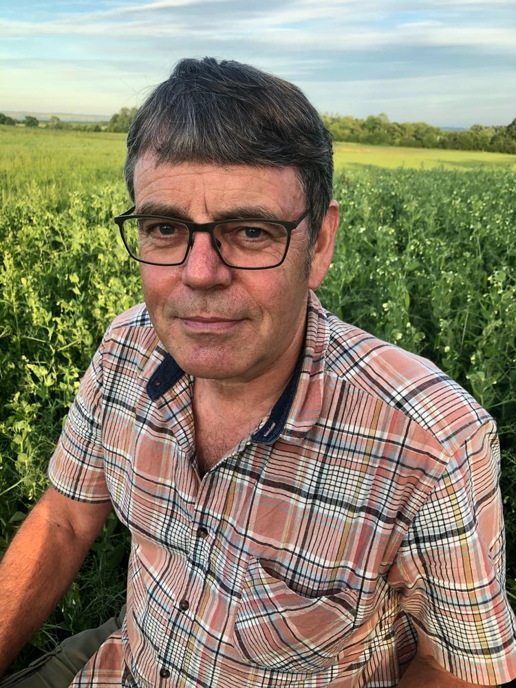 Søren Egge Rasmussen er udlært tømrer og lagde siden en økologisk landmandsuddannelse ovenpå. Begge dele gør han god brug af i Andelssamfundet i Hjortshøj, hvor han bor.  Foto: Privatfoto