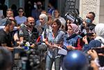 Palæstinensiske journalister demonstrerer uden for FNs kontor i Ramallah med krav om beskyttelse i deres arbejde - efter mordet på systemkritikeren Nizar Banat.
 Foto: Abbas Momani/Ritzau Scanpix