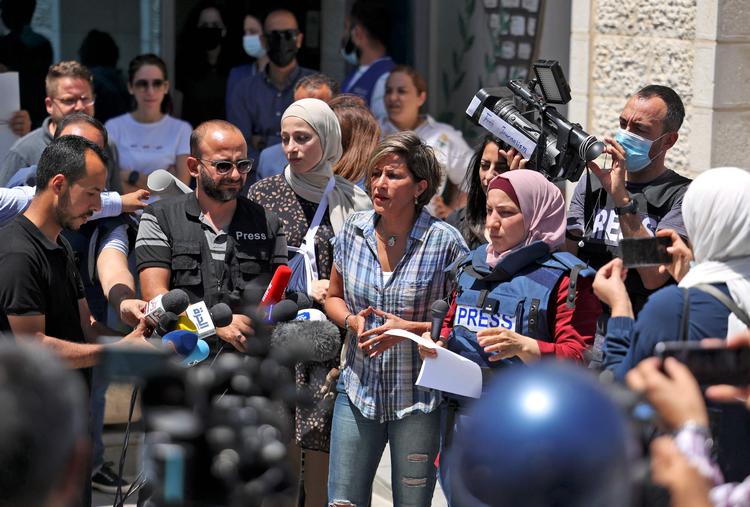 Palæstinensiske journalister demonstrerer uden for FNs kontor i Ramallah med krav om beskyttelse i deres arbejde - efter mordet på systemkritikeren Nizar Banat.
 Foto: Abbas Momani/Ritzau Scanpix