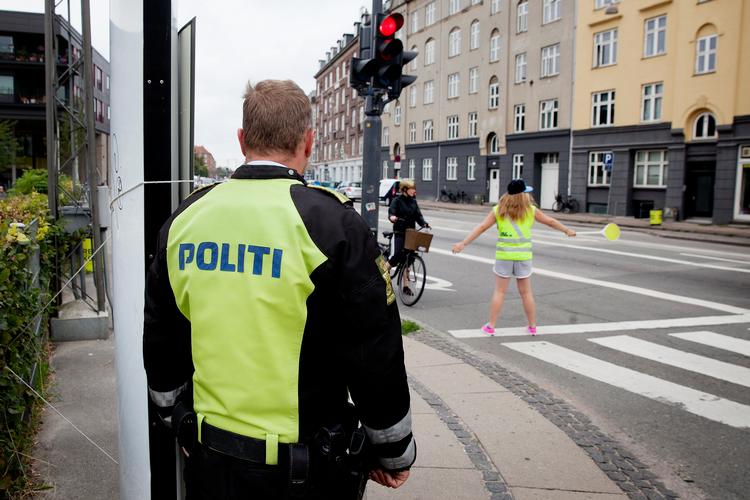 Politiet kommer til at holde øje med skolevejene, når det nye skoleår indledes. Tal tyder på, at mange børn bliver distraheret af mobilen, når de færdes til og fra skole, viser tal fra Rådet for Sikker Trafik. Foto: Finn Frandsen/POLFOTO