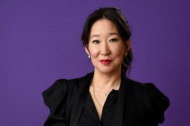 Skuespilleren Sandra Oh har modtaget to Golden Globe-priser og et hav af Emmy-nomineringer. De fleste får sine roller i 'Greys hvide verden' og 'Killing Eve'.  Foto: Chris Pizzello/Ritzau Scanpix