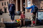 Rasmus Malver (tv.) fra Foreningen imod Ulovlig Logning stod parat med rygskjold, champagne og taler på Nytorv. Foreningen fik dog ikke rettens medhold i sag om ulovlig logning. Foto: Valdemar Ren