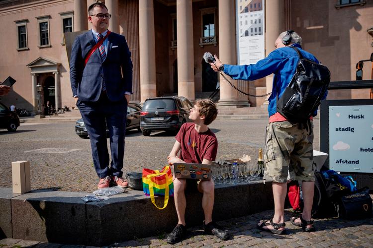 Rasmus Malver (tv.) fra Foreningen imod Ulovlig Logning stod parat med rygskjold, champagne og taler på Nytorv. Foreningen fik dog ikke rettens medhold i sag om ulovlig logning. Foto: Valdemar Ren