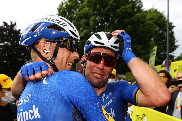 Michael Mørkøv (t.v.) lykønsker den ellevildt begejstrede Mark Cavendish med etapesejren i Tour de France.
 Foto: Tim de Waele/Ritzau Scanpix