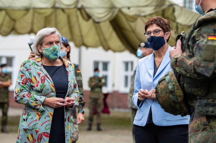 Den hollandske forsvarsminister, Ank Bijleveld-Schouten, (tv.) fotograferet sidste år.  Foto: Guido Kirchner/AP/Ritzau Scanpix