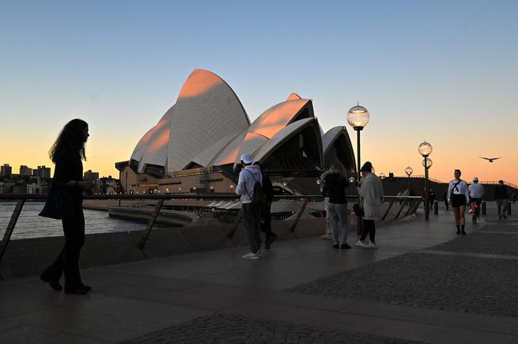 Normalt er der fyldt med mennesker foran operahuset i Sydney i weekenden. Men her er tomt på den første dag af en to ugers nedlukning, som skal indæmme den særligt smitsomme deltavariant. Sydney, 27. juni 2021. Foto: Steven Saphore/Ritzau Scanpix