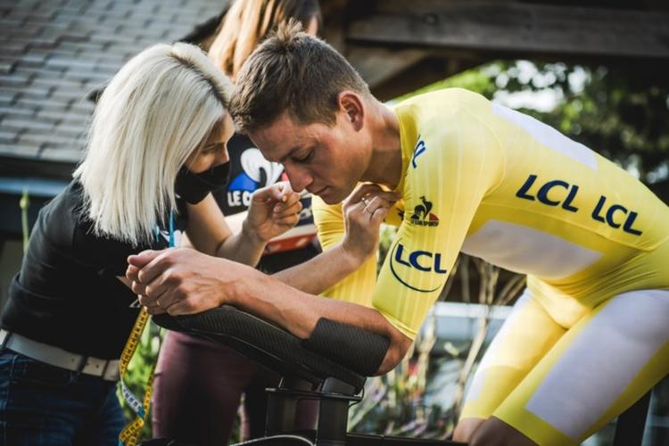 Mathieu van der Poel har haft besøg af en syerske, der har tilpasset en specialfremstillet gul fantomdragt til dagens enkeltstart. Foto: A.S.O./Pauline Ballet. 