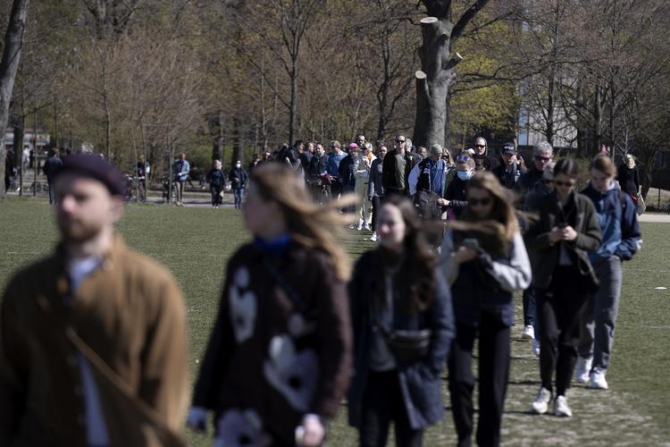 Folk i kø til coronatest i Fælledparken.  Foto: Finn Frandsen/POLFOTO