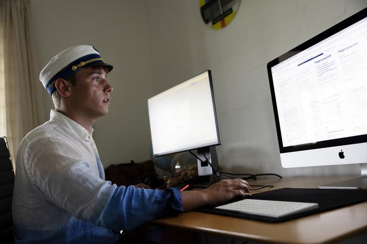 SPÆNDING. Frederik Skytte, der blev handelsstudent i juni, bruger meget tid på sine investeringer i First North-aktier. Efter sommerferien begynder han i livgarden. Foto: Thomas Borberg/POLFOTO