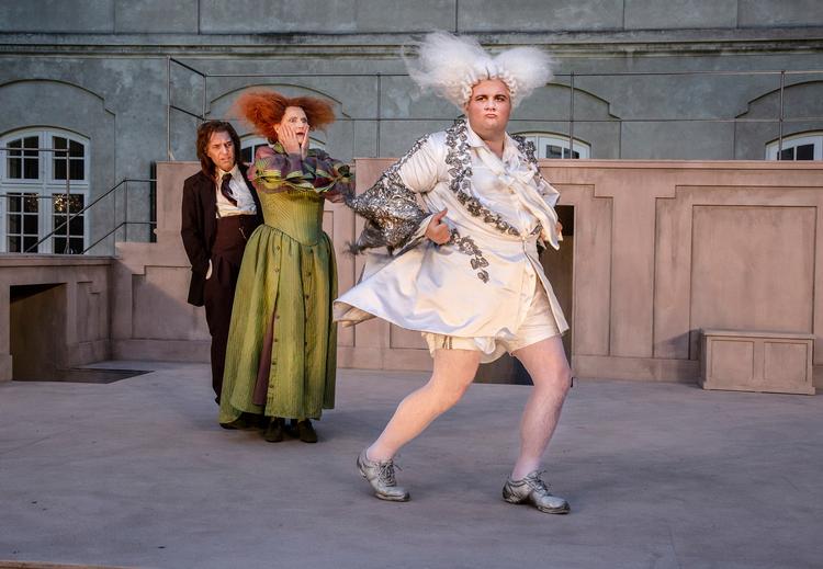 Modedyret Jean de France lægger hele forsamlingen ned med alt fra  henført kiksede ballettrin til lummer fransk melodigrandprix-pop.  Foto: Bjarne Stæhr
