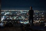 Harry Bosch, spillet af Titus Welliver, får et pusterum fra L.A.'s kriminalitet i sin pragtvilla med udsigt over Englenes By. Foto: Still fra serien