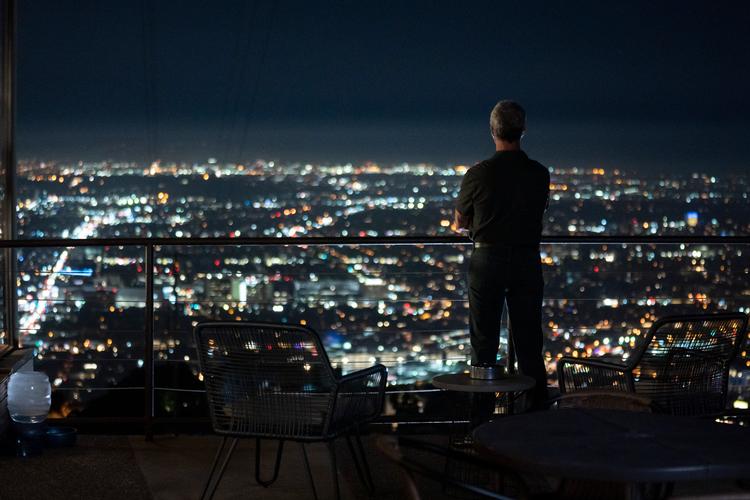 Harry Bosch, spillet af Titus Welliver, får et pusterum fra L.A.'s kriminalitet i sin pragtvilla med udsigt over Englenes By. Foto: Still fra serien