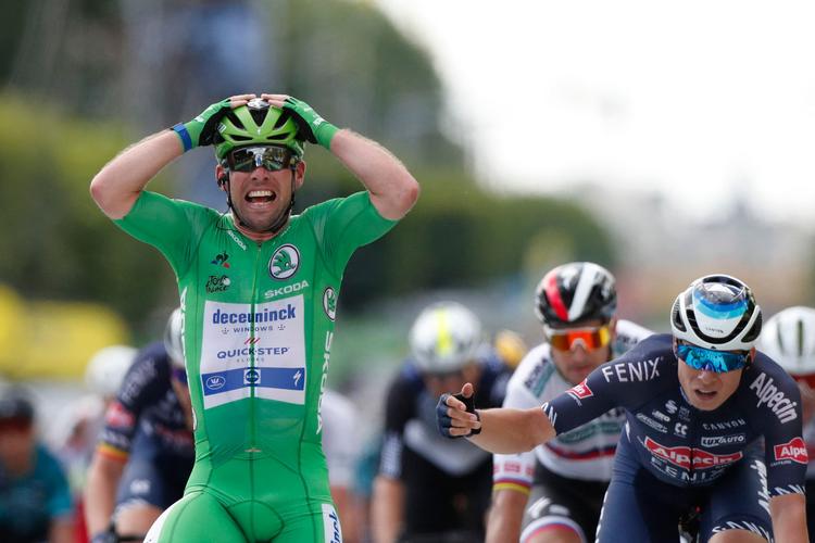 Mark Cavendish tager sig til hovedet, som om han ikke rigtigt kan tro, at han atter har vundet en Tour-etape.
 Foto: Guillaume Horcajuelo/Ritzau Scanpix