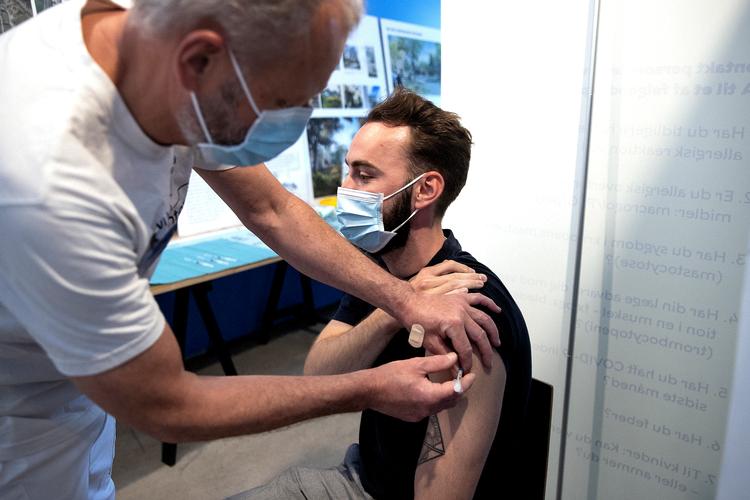 Både smittetallet og positivprocenten stiger i øjeblikket. Eksperter er dog uenige om, hvorvidt der er årsag til bekymring. Foto: Finn Frandsen/POLFOTO