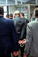 Finansdirektør for Trump Organization Allen Weisselberg ankommer i håndjern til retten i New York.  Foto: Eduardo Munoz/Ritzau Scanpix