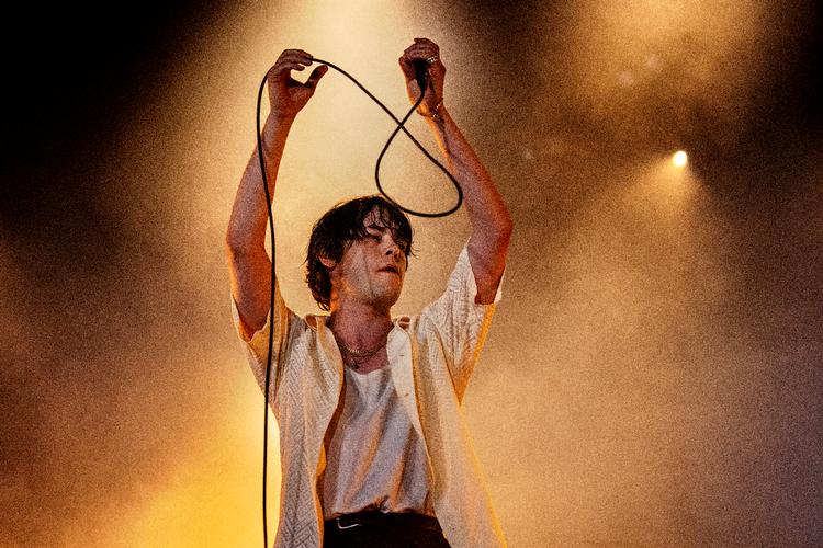 Iceage leverede med Elias Rønnenfelt i front en tiltrængt udladning af følelser og rock på en aften, hvor det meste blev ved fantasien. Foto: Jacob Ehrbahn/POLFOTO