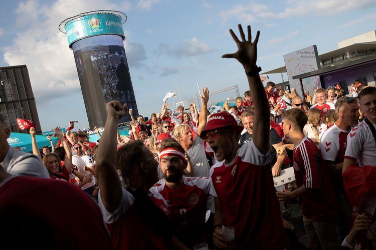 Afslappet opførelse og store begivenheder som EM-kampene i Parken har givet grobund for stigende smitte med delta. Foto: Finn Frandsen/POLFOTO