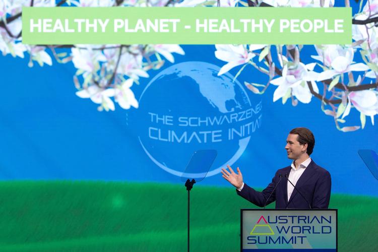 Den østrigske kansler Sebastian Kurz, der her taler om klimaforandringer ved en konference i torsdags, kan ifølge en medvirkende i en Youtube-serie om den østrigske retsstat fra mediehuset Hashtag stadig forføre sine landsmænd, men ikke anføre landet.  Foto: Alex Halada/Ritzau Scanpix