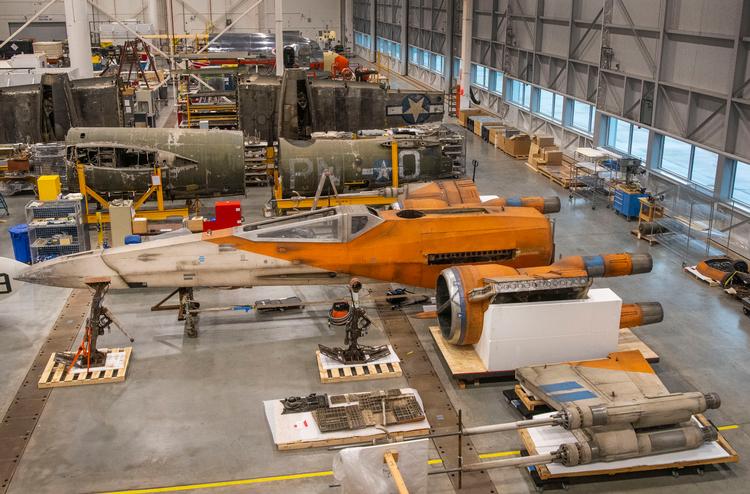 Denne model af fartøjet optrådte første gang i 'Star Wars: The Rise of Skywalker' og er her ved at blive gjort klar til sin fremtid på museet.  Foto: Jim Preston/Jim Preston, Smithsonian National Air and Space Museum (NASM2021-01598)