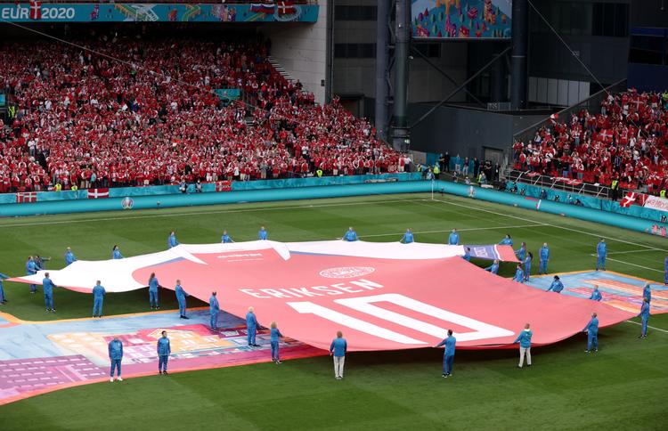 Den gigantiske danske trøje har efter Eriksens kollaps 12. juni fået påtrykt den danske superstjernes navn.  Foto: Hannah Mckay/Ritzau Scanpix