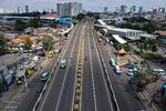 Gader og veje er delvist tomme i Jakarta. Regeringen har indført strenge restriktioner for at forsøge at få kontrollen med coronavirus.  Foto: Bay Ismoyo/Ritzau Scanpix
