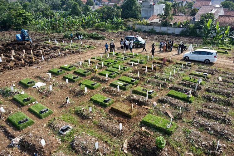 Kirkegården Srengseng Sawah cemetery i Jakarta har begravet mange ofre for coronavirus. Fredag blev der registreret 25.830 nye smittetilfælde og 539 coronarelaterede dødsfald, hvilket er det hidtil højeste daglige dødstal under pandemien. Foto: Bay Ismoyo/Ritzau Scanpix