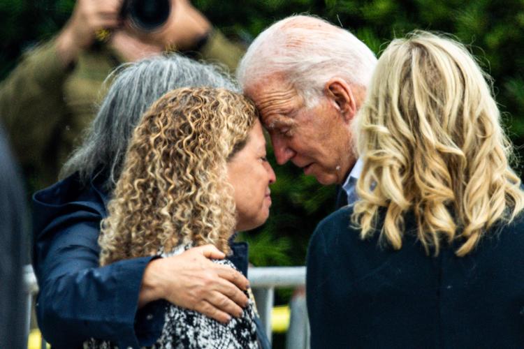 Præsident Joe Biden besøgte torsdag Miami, hvor han mødte pårørende til de mange savnede og døde efter bygningskollapset. Foto: Chandan Khanna/Ritzau Scanpix