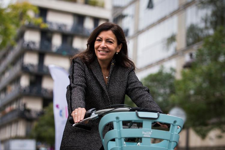 Borgmester Anne Hidalgo er ved at gøre Paris til en cykelby trods voldsom modstand fra billobbyen, de konservative og Emmanuel Macrons parti. Arkivfoto Kamil Zihnioglu