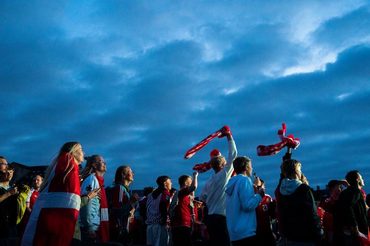 Forhåbentlig bliver der meget at juble over lørdag aften, når Dan,ark spiller kvartfinale mod Tjekkiet. Men det kan blive en våd omgang.  Foto: Ida Marie Odgaard/Ritzau Scanpix