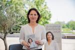 17 . juni 2021 i Berlin: De Grønnes kanslerkandidat Annalena Baerbock holder en kopi af sin nye bog  ’Nu! Hvordan vi fornyer vores land’. Annalena Baerbock beskyldes nu for at have plagieret flere passager i bogen.  Foto: Christoph Soeder/Ritzau Scanpix