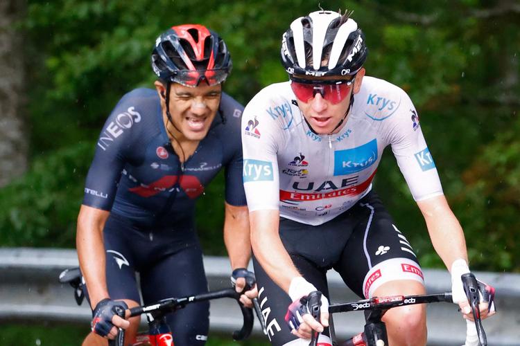 Tadej Pogacar har indledt sin offensiv med ecuadorianeren Richard Carapaz på hjul, men sydamerikaneren måtte hurtigt opgive at følge sloveneren.
 Foto: Thomas Samson/Ritzau Scanpix