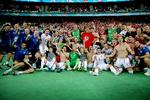 Vi er gået fodboldamok som nation. På en varm aften på Baku Olympic Stadium vandt det danske hold 2-1 over Tjekkiet. Der blev jublet både på banen hos spillerne, mens festen gik amok i Danmark.  Foto: Finn Frandsen/POLFOTO