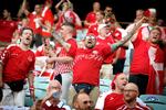 Både som her i Baku og inden da i Amsterdam var der meget engageret opbakning til det danske landshold fra medrejsende fans. Foto: Finn Frandsen/POLFOTO