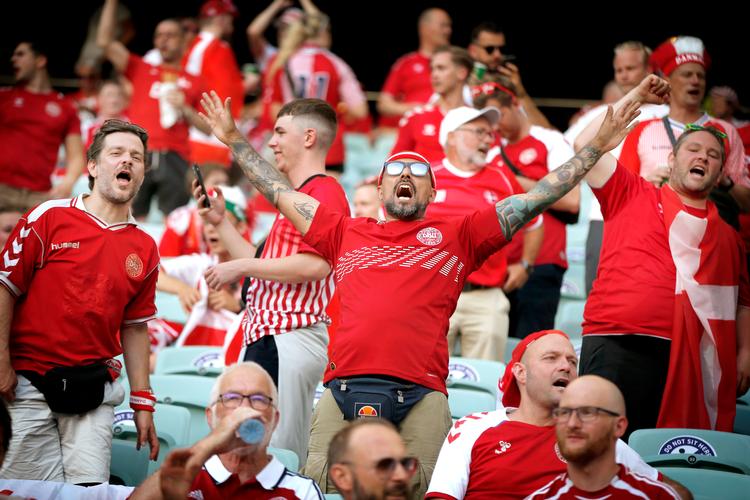 Både som her i Baku og inden da i Amsterdam var der meget engageret opbakning til det danske landshold fra medrejsende fans. Foto: Finn Frandsen/POLFOTO