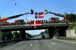 På opfindsom vis bød brandvæsenet landsholdet velkommen tilbage til Danmark efter sejren i EM-kvartfinalen - mange danskere hyldede spillerbussen fro motorvejsbroer. Foto: Jacob Ehrbahn/POLFOTO