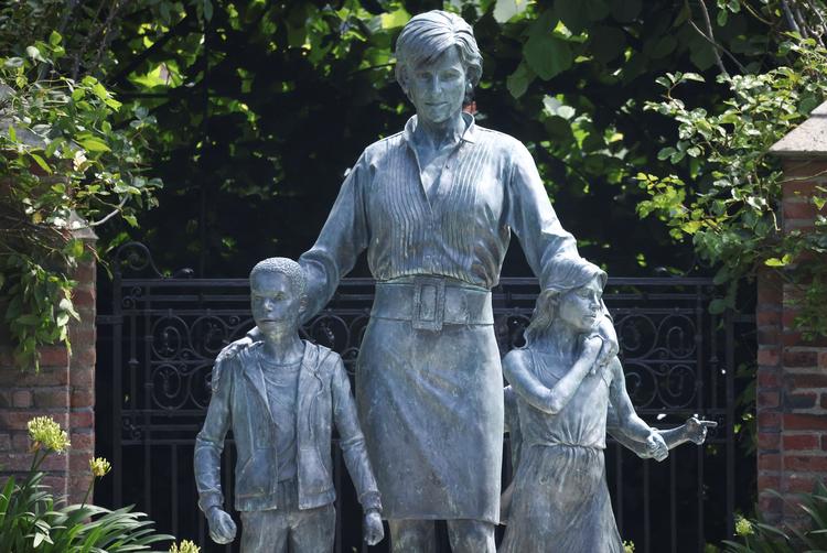  Statuen af prinsesse Diana med tre børn blev afsløret i torsdags.    Foto: Henry Nicholls/Ritzau Scanpix