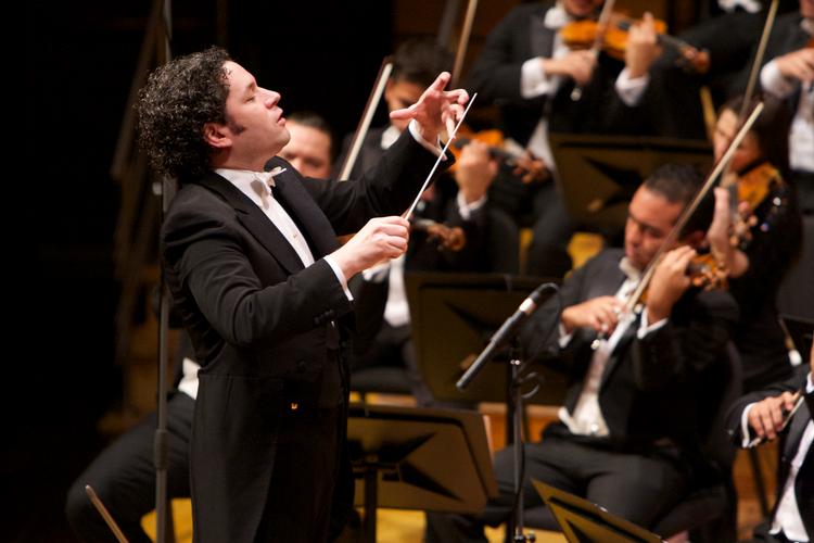 Gustavo Dudamel har nok at holde styr på: otte sangsolister, to kæmpekor og et fuldt børnekor plus et godt stykke over 100 musikere med hver sit instrument. PR Nohely Oliveros