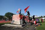 Demonstranter væltede torsdag en statue af afdøde dronning Victoria i vrede over overgreb på børn begået under den katolske kirke.  Foto: Shannon Vanraes/Ritzau Scanpix